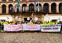 La plantilla de trabajadores de SOLIARSA se concentran frente al Ayuntamiento de Ronda para exigir mejoras en su convenio