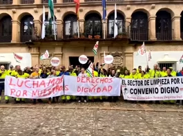 La plantilla de trabajadores de SOLIARSA se concentran frente al Ayuntamiento de Ronda para exigir mejoras en su convenio