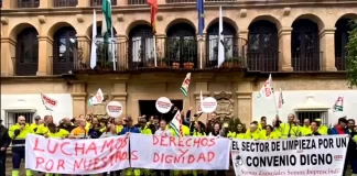 La plantilla de trabajadores de SOLIARSA se concentran frente al Ayuntamiento de Ronda para exigir mejoras en su convenio