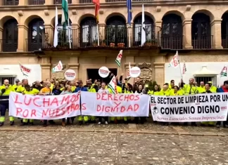 La plantilla de trabajadores de SOLIARSA se concentran frente al Ayuntamiento de Ronda para exigir mejoras en su convenio