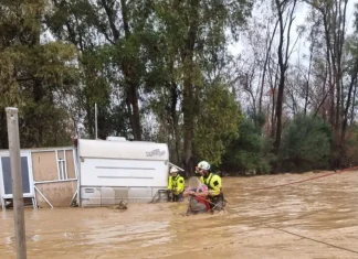 Bomberos del CPB rescatan en Pizarra a dos personas atrapadas en una caravana por las lluvias