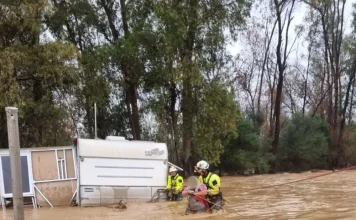Bomberos del CPB rescatan en Pizarra a dos personas atrapadas en una caravana por las lluvias