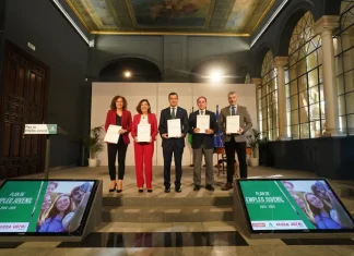 La Junta de Andalucía lanza un Plan de Empleo Juvenil en colaboración con sindicatos y empresarios, movilizando 500 millones de euros La Junta de Andalucía lanza un Plan de Empleo Juvenil en colaboración con sindicatos y empresarios, movilizando 500 millones de euros