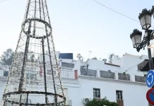 Torrox se convierte en el primer municipio turístico en inaugurar su alumbrado navideño