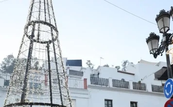 Torrox se convierte en el primer municipio turístico en inaugurar su alumbrado navideño