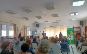 La Junta forma a las personas mayores sobre medidas legales ante timos y estafas por internet