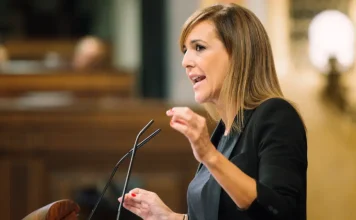 VOX exige la retirada del registro hotelero: “42 datos para los turistas. Barra libre y pulsera de todo incluido para los ilegales”