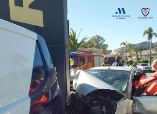 Bomberos del CPB de Torremolinos intervienen en un accidente de tráfico en la avenida Manuel Fraga Iribarne