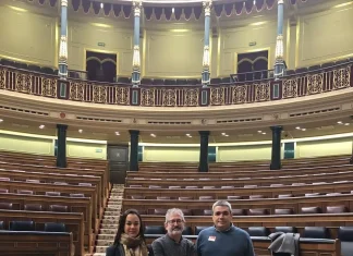 PACMA se reúne con Sumar para pedir la bajada del IVA veterinario al 4% y la desgravación de las facturas veterinarias en la Declaración de la Renta