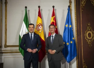 El presidente de la Junta, Juanma Moreno, se reúne en el Palacio de San Telmo con el embajador de China en España, Yao Jing