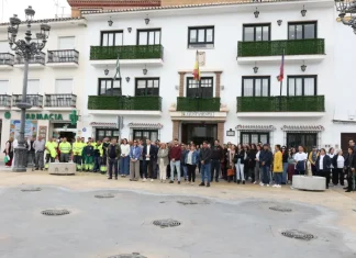 Un centenar de personas se concentran en Torrox en apoyo al funcionario agredido