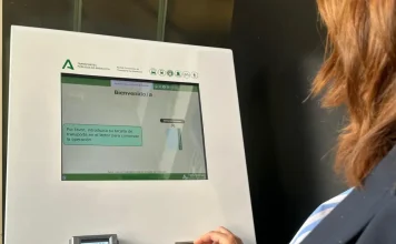 El Consorcio de Transportes instala una nueva terminal de auto recarga de tarjetas en Fuengirola