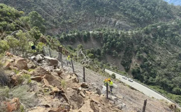 Las obras en la carretera A-397 continúan con el extendido de la malla de estabilización de la ladera