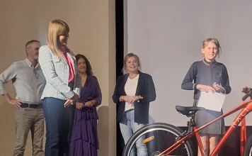 Una alumna de Escuelas Ave María, premiada en el Certamen Literario sobre voluntariado de la Consejería de Inclusión