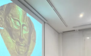 La obra “Lechuza blanca sobre Argos” muestra cómo los mitos del pasado inspiran nuestro presente