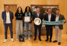 El presidente de la Diputación recibe al CAB Estepona, que competirá la próxima temporada en la máxima categoría del baloncesto femenino nacional