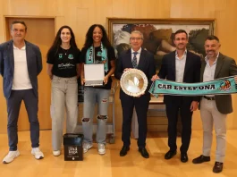 El presidente de la Diputación recibe al CAB Estepona, que competirá la próxima temporada en la máxima categoría del baloncesto femenino nacional