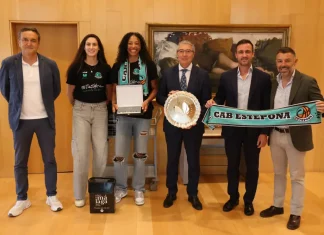 El presidente de la Diputación recibe al CAB Estepona, que competirá la próxima temporada en la máxima categoría del baloncesto femenino nacional