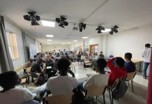 Conferencia en el Instituto Valle de Azahar de la directora del Centro de menores ISL ANIDE XIII de Cártama sobre la organización y funcionamiento de un Centro de menores