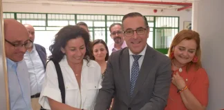 El delegado de Desarrollo Educativo inaugura la nueva aula específica del IES Gerard Brenan en Alhaurín de la Torre