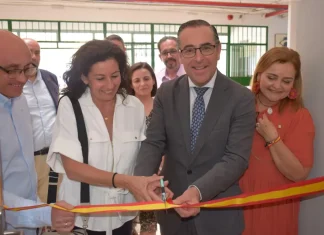 El delegado de Desarrollo Educativo inaugura la nueva aula específica del IES Gerard Brenan en Alhaurín de la Torre