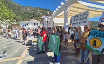 El Partido Animalista se concentra en Mijas al grito de “Corta su Cuerda”: vuelven a exigir el fin de los burro-taxis por maltrato animal
