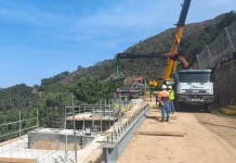 Se instalan las primeras vigas del nuevo tablero de la carretera Ronda-San Pedro