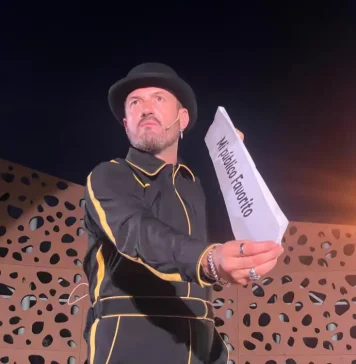 Álex O’Dogherty conquista El Portón con ‘Palabras mayores’, un espectáculo cargado de humor