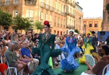 El desfile de moda flamenca de Málaga de Moda y Cafés Santa Cristina congrega a más de 450 personas