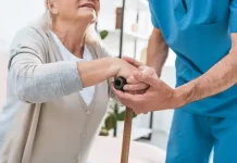La Junta unifica la regulación de residencias y centros de día de mayores, refuerza la atención centrada en la persona y eleva la ratio de personal