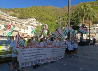 Éxito de la concentración ante la sede ayuntamiento de Mijas reclamando mejoras para la asistencia a domicilio