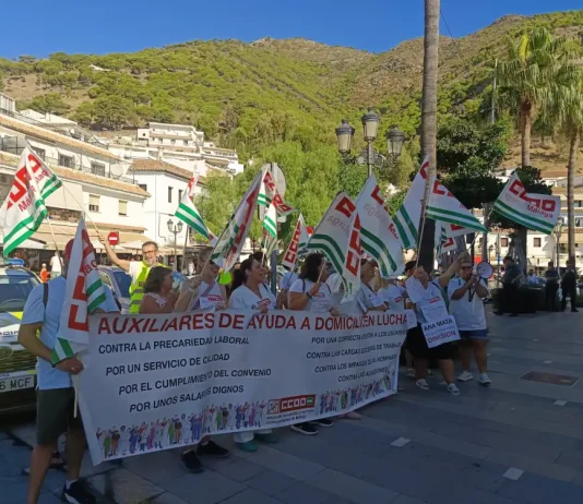 Éxito de la concentración ante la sede ayuntamiento de Mijas reclamando mejoras para la asistencia a domicilio