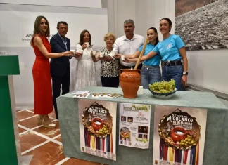 Navarro valora que la Fiesta del Ajoblanco de Almáchar señala a la gastronomía como activo clave del turismo de la provincia