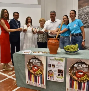 Navarro valora que la Fiesta del Ajoblanco de Almáchar señala a la gastronomía como activo clave del turismo de la provincia