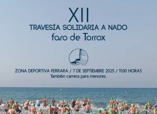 Cerca de 200 participantes de toda Andalucía en la XII Travesía Solidaria a Nado Faro de Torrox