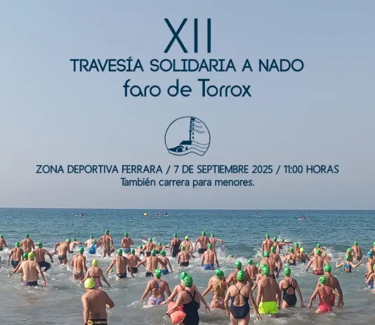Cerca de 200 participantes de toda Andalucía en la XII Travesía Solidaria a Nado Faro de Torrox