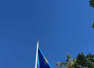 La avenida de Melilla de Alhaurín de la Torre ya luce la nueva bandera de la Ciudad Autónoma