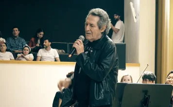 1.600 escolares, junto a Miguel Ríos, la OCG y El Hombre Garabato, hacen historia con una ambiciosa acción didáctica impulsada por el Centro del Profesorado de Granada