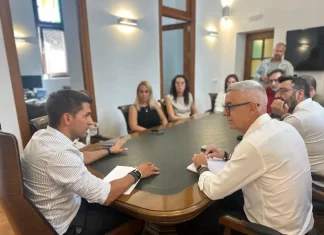 Casares reclama a la Diputación una oficina del Patronato, avances en el retén de bomberos y más apoyo cultural