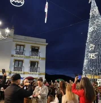 Torrox inaugura su alumbrado navideño y vuelve a adelantarse a la temporada festiva