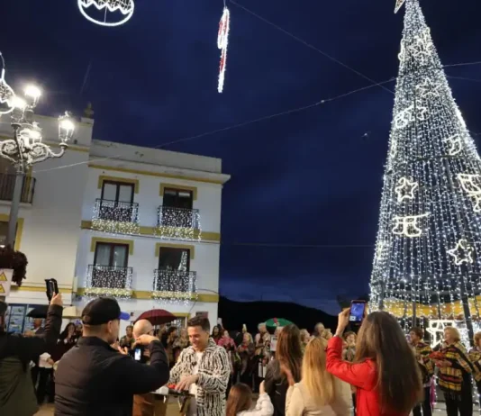 Torrox inaugura su alumbrado navideño y vuelve a adelantarse a la temporada festiva