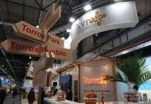 Unos robots humanoides reciben al visitante en el stand de Torrox en FITUR