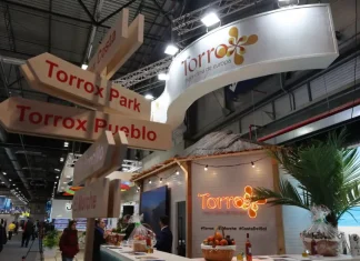 Unos robots humanoides reciben al visitante en el stand de Torrox en FITUR