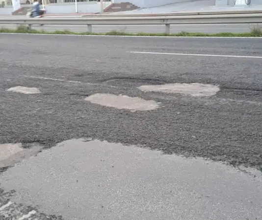 El PSOE denuncia el “grave deterioro” del asfaltado en la MA-21 a su paso por el entorno del aeropuerto y Churriana