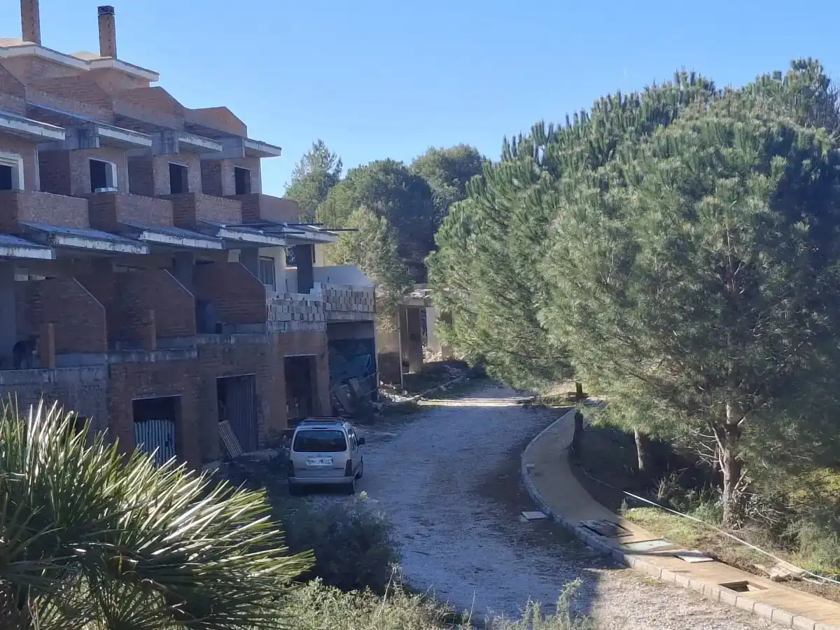 Vecinos de Alhaurín Golf denuncian ocupaciones en viviendas y piden soluciones