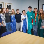 El Materno Infantil de Málaga forma a residentes en comunicación clínica con IA y Realidad Virtual