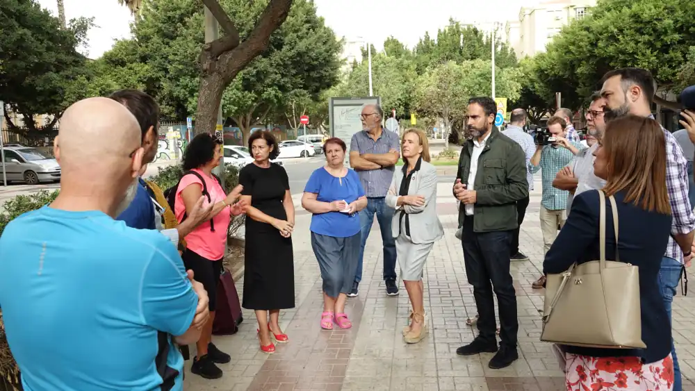 FOTO DE ARCHIVO - PSOE con vecinos de Huelin_03_15_2026