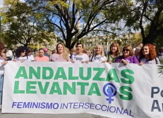 Por Andalucía reclama más feminismo frente al fascismo y la guerra durante la manifestación del 8M en Málaga