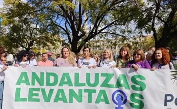 Por Andalucía reclama más feminismo frente al fascismo y la guerra durante la manifestación del 8M en Málaga
