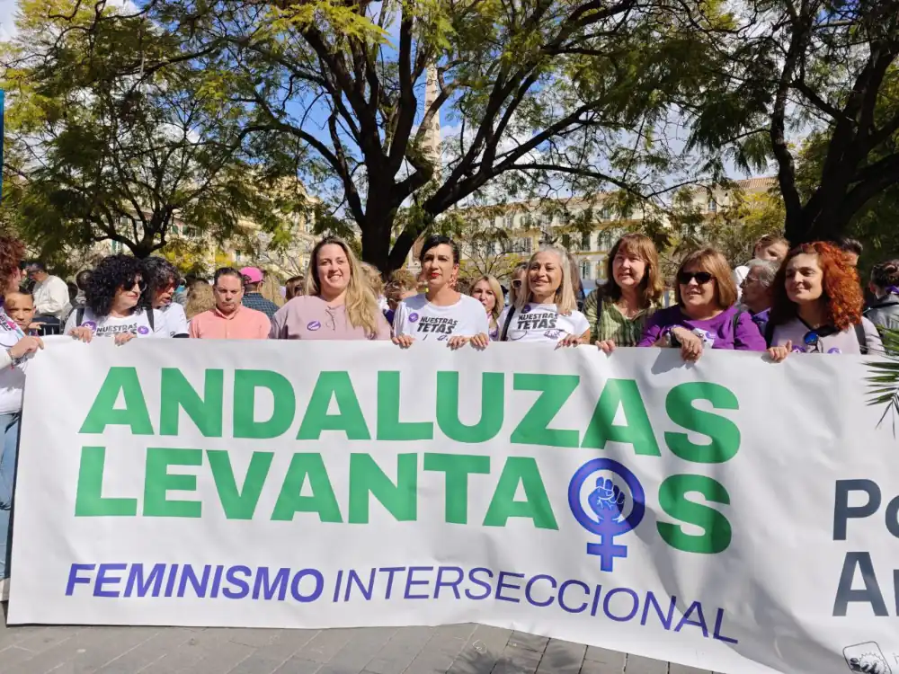 Por Andalucía reclama más feminismo frente al fascismo y la guerra durante la manifestación del 8M en Málaga
